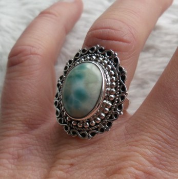 Zilveren ring met Larimar gezet in bewerkte kop maat 17 mm